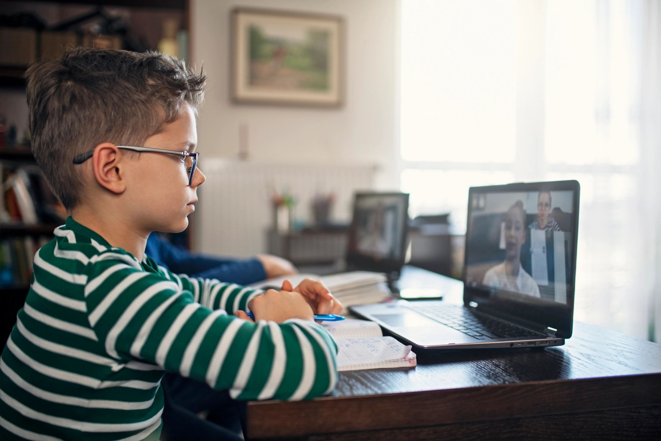 Evden online derse katılan öğrenciler