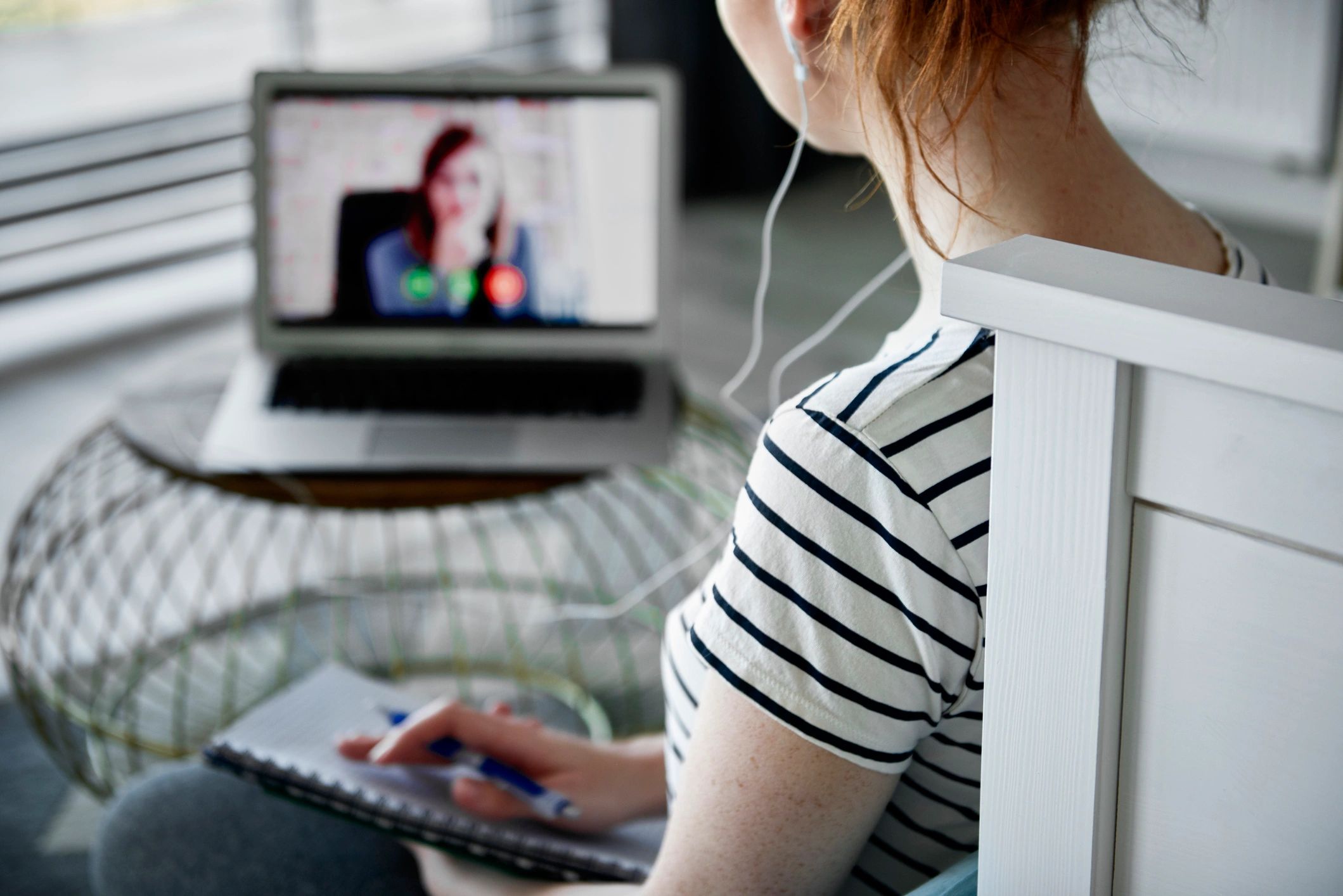 Online eğitim görüşmesine katılan öğretmen