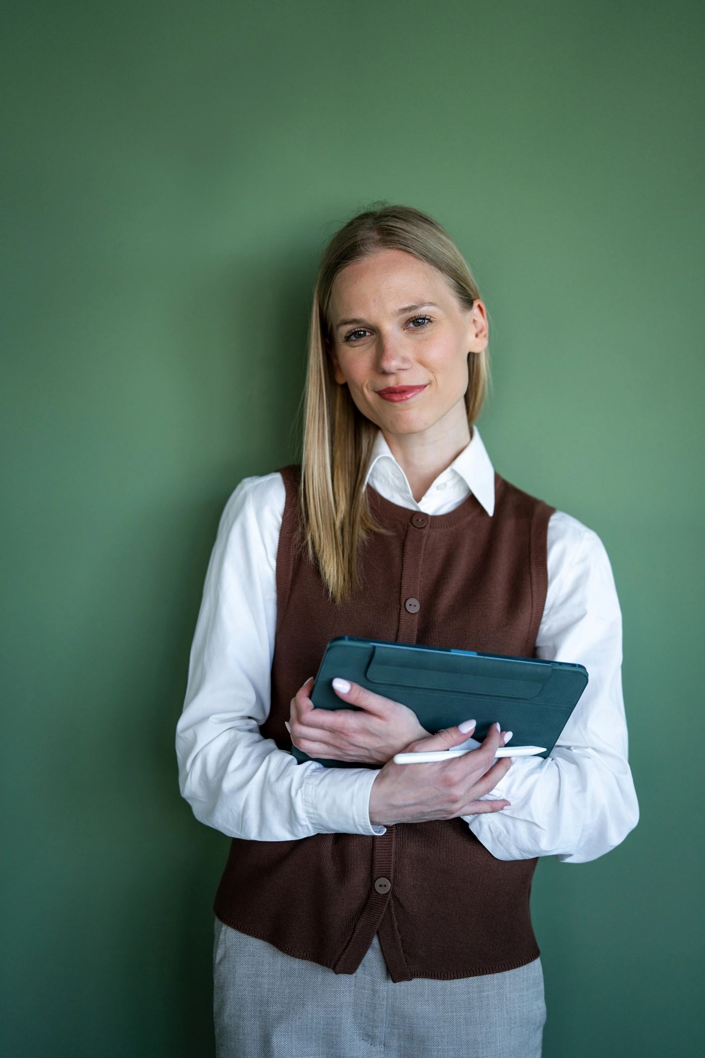 Tablet tutan profesyonel matematik öğretmeni