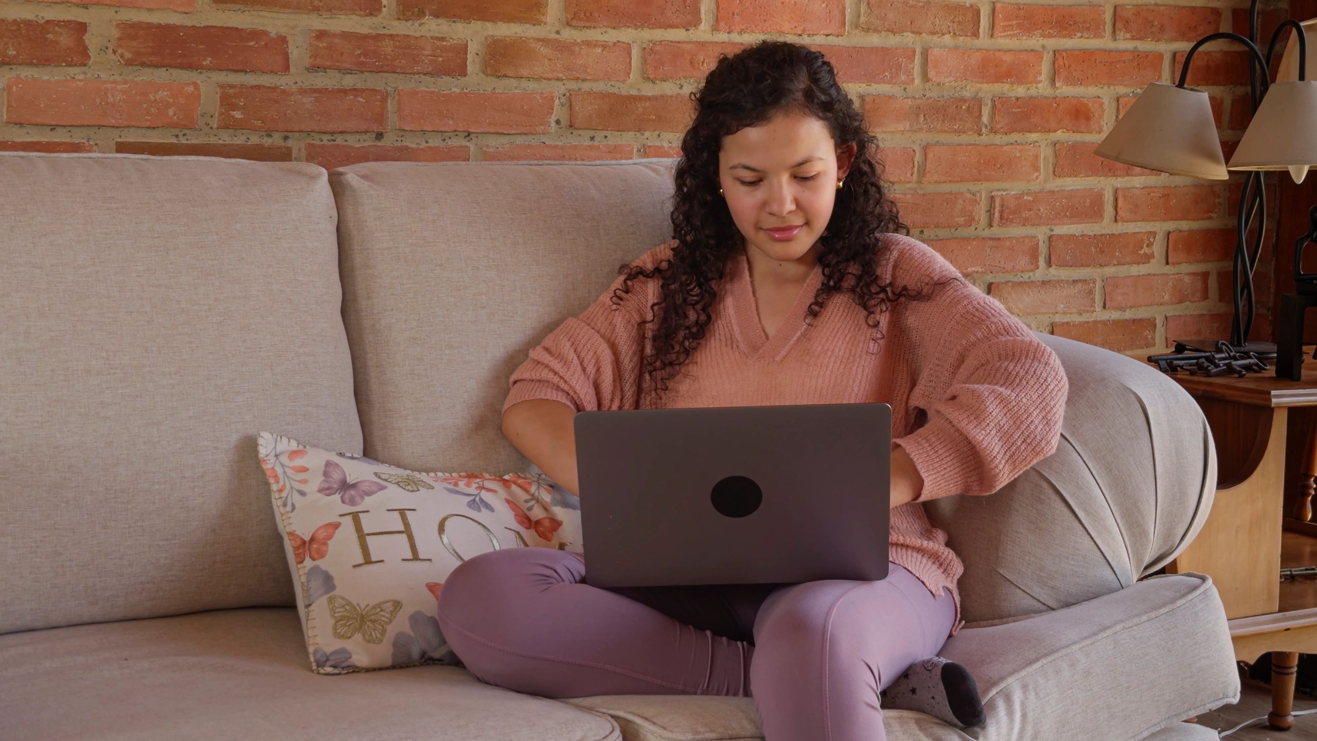 Dizüstü bilgisayarıyla online ders çalışan öğrenci